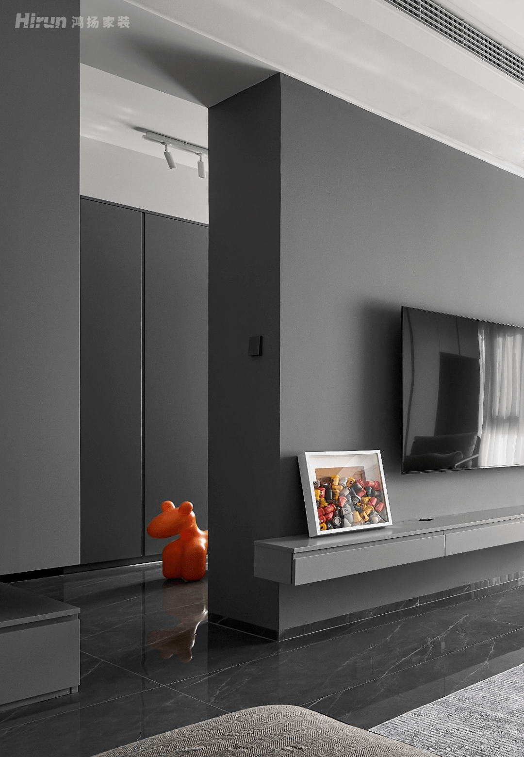 仿木纹端景柜的设计,与周围的环境相互映衬,塑造丰富的空间变化,呈现