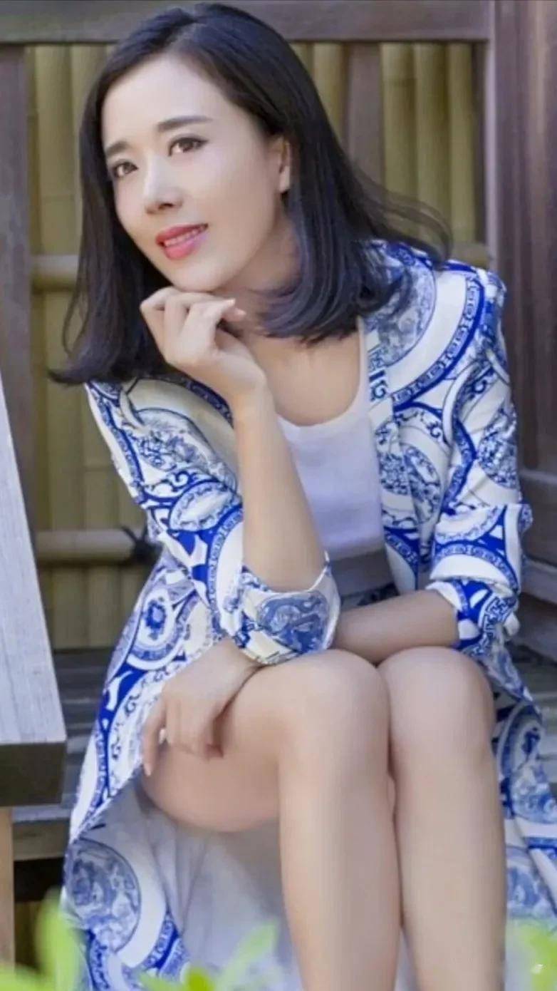 颜丹晨青花瓷长裙美出新高度