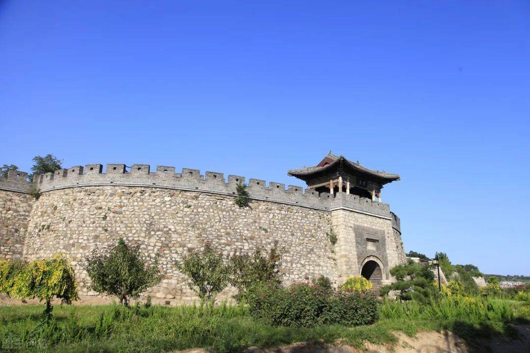 郭进拴雨中天长镇