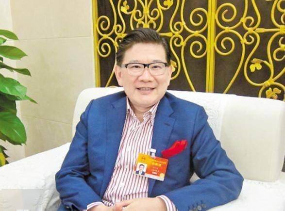 东方卫视名嘴袁鸣近况她的全家福首曝光十二岁的儿子十分可爱