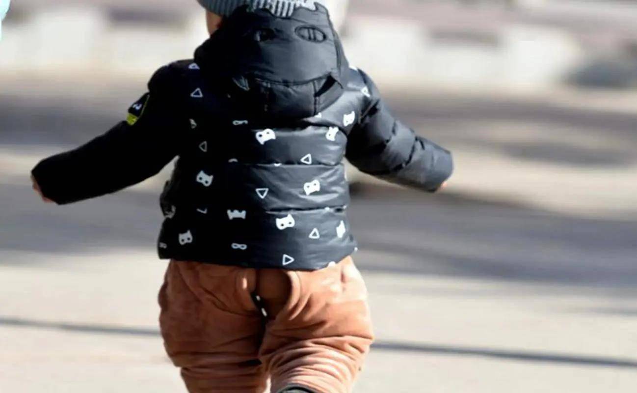 有一种凉爽叫做穿开裆裤方便的家长却坑惨了孩子