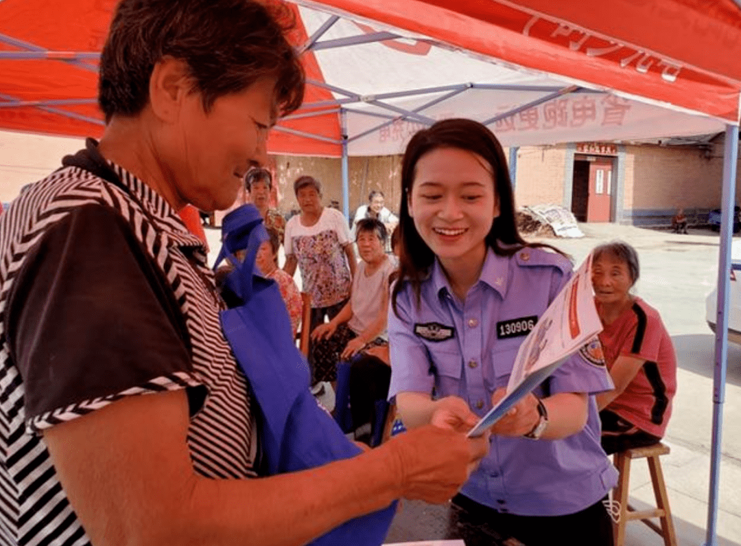 在青县马厂镇王胜武屯新时代文明实践大集上,法律服务志愿者正在为