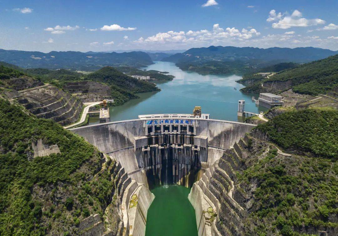 天光云影共徘徊镜头中的绝美飞龙湖