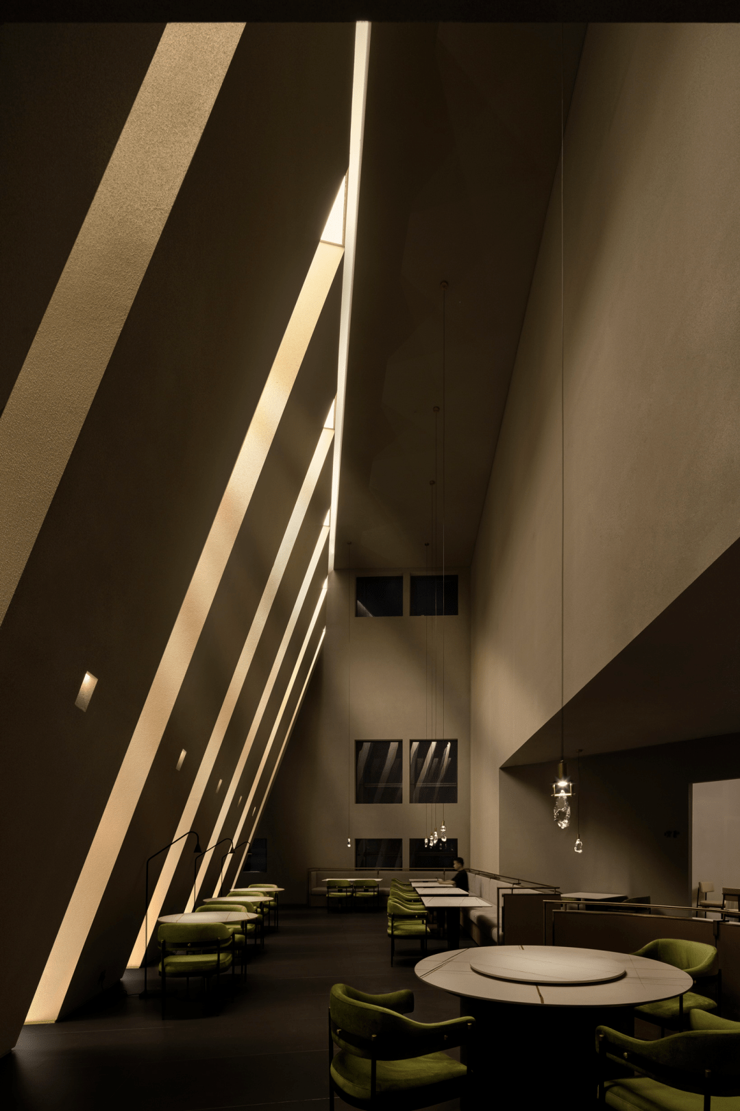 主用餐区 / 空间释放 / 内建筑 / 光影交织 / 空间穿透 / 大尺度比例