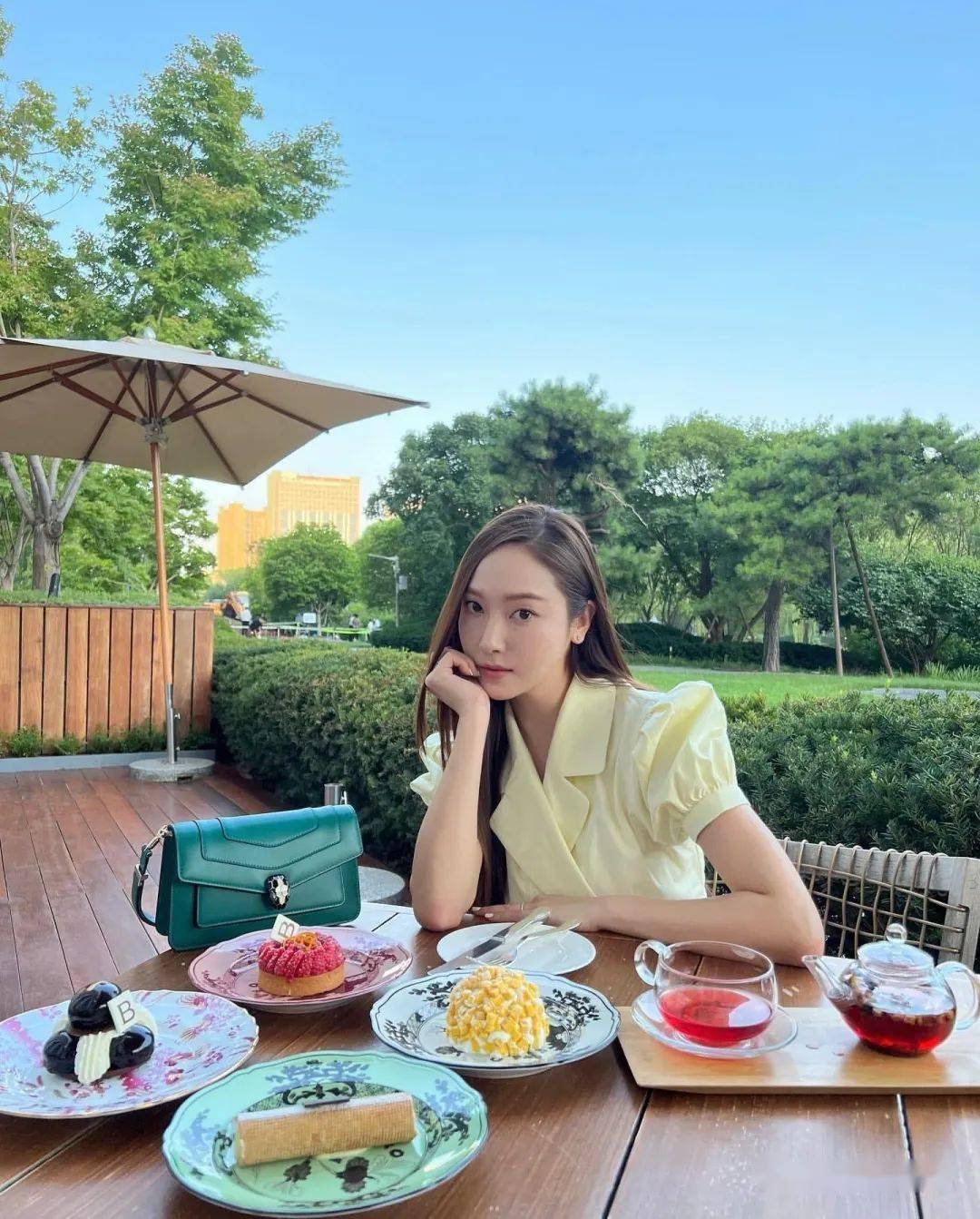 郑秀妍晒酒店私照名媛风笑容优雅冰山美人不见了