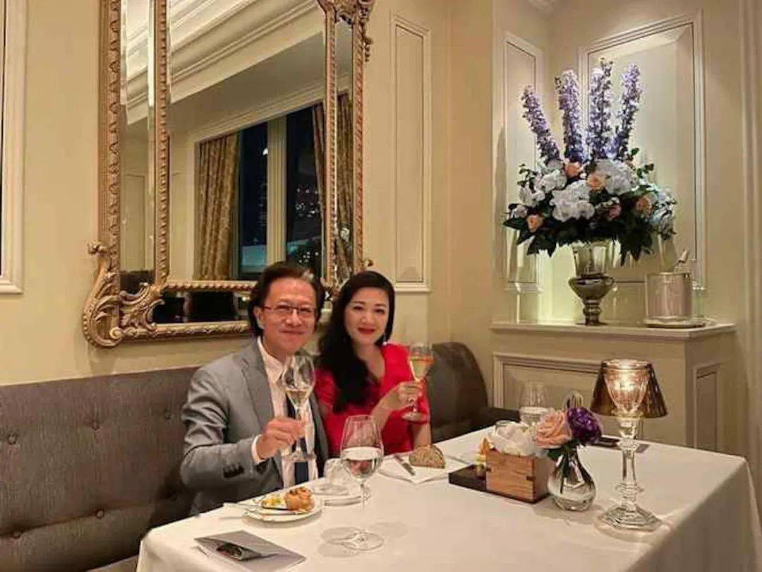 678亿阔太陈少霞庆祝结婚六周年同老公开法拉利近照曝光雍容华贵