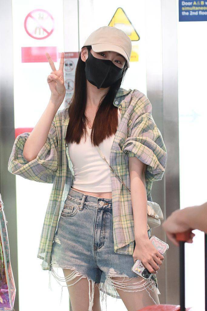 祝绪丹绿色格纹衬衫搭背心热裤示范夏日清凉感穿搭_牛仔_小白_元气