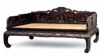 屏风以博古纹浮雕设计,寓意极其丰韵