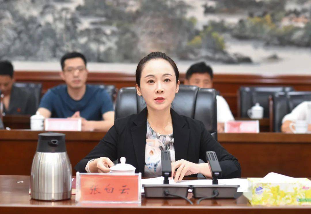 张白云代表长沙市人大常委会,对今年上半年长沙市"一府两院"各项工作