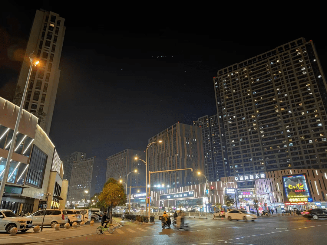 众所周知,淮海路是徐州标志性的城市中轴,素有"三场一路"之说和"十里