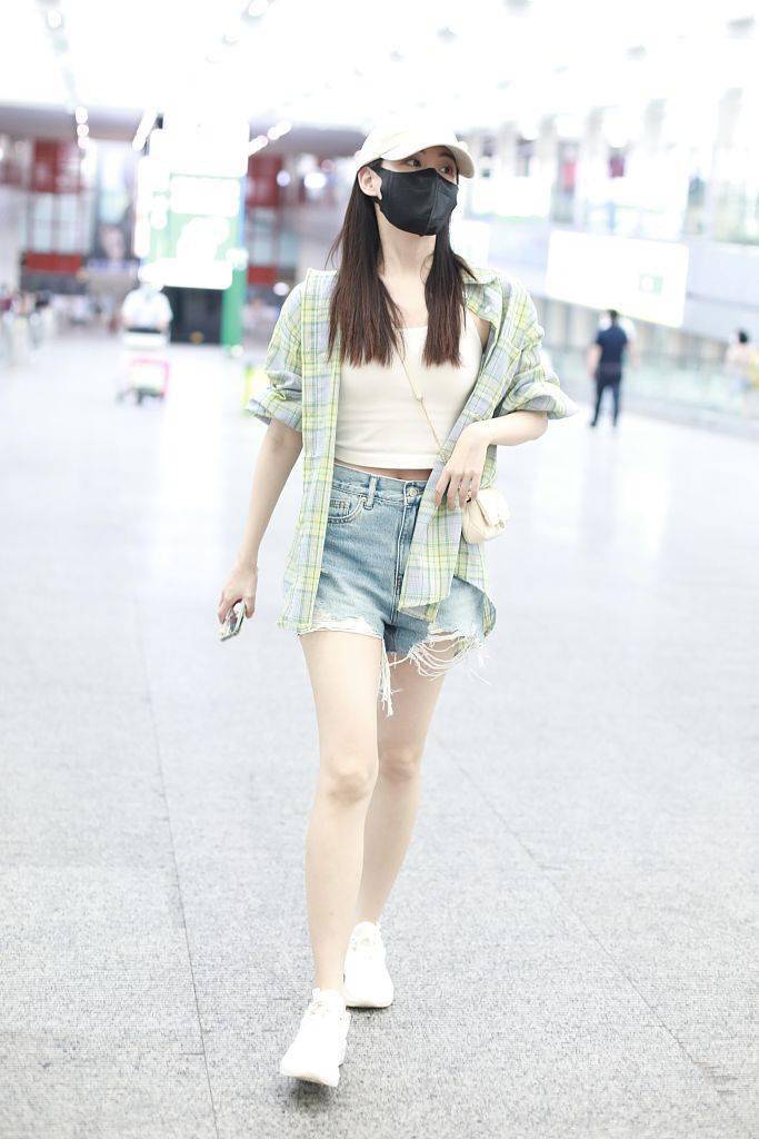 祝绪丹绿色格纹衬衫搭背心热裤示范夏日清凉感穿搭_牛仔_小白_元气