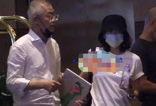 章子怡深夜好友聚餐,身穿T恤搭配短裤低调朴素