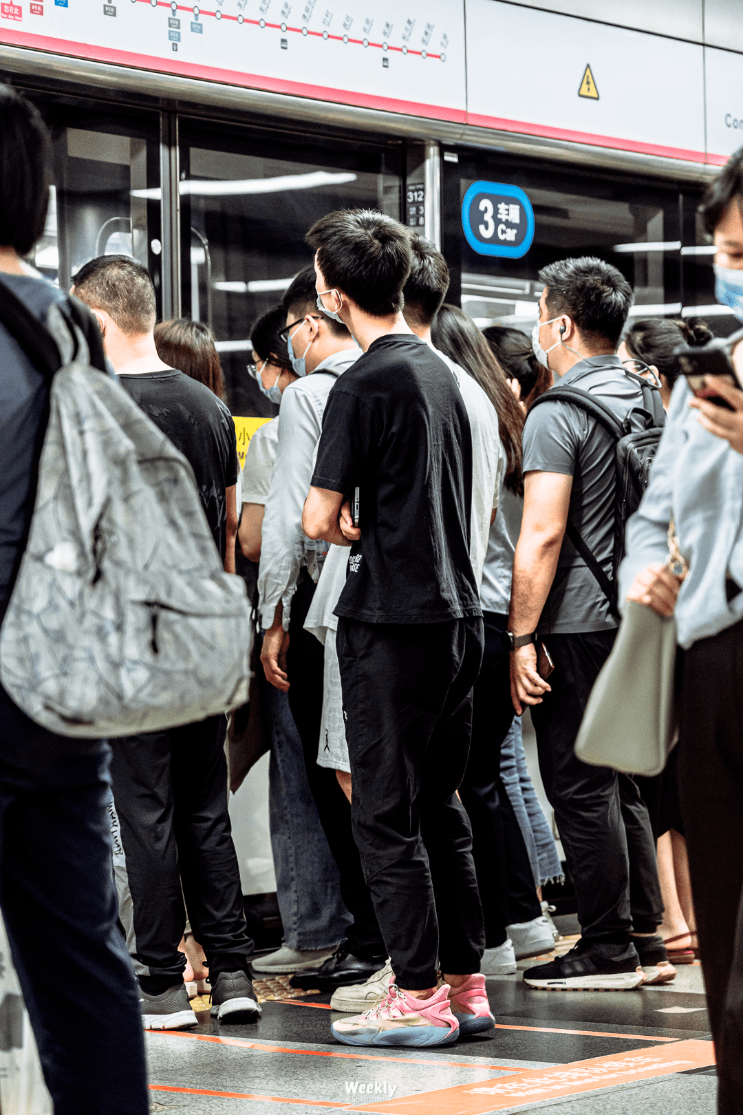 偷看地铁里的100双鞋发现了深圳人的秘密