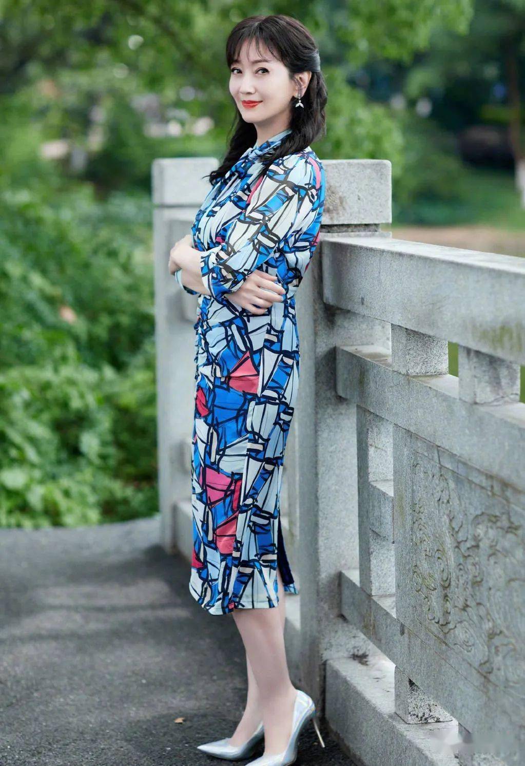 67岁赵雅芝晒旗袍山水写真 宛若画中仙_白娘子_仙子_湖光山色