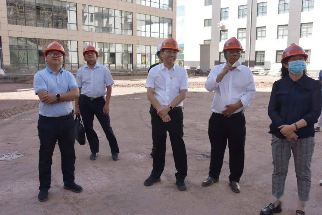 7月27日,中共南涧县委书记王绍基走进南涧县人民医院