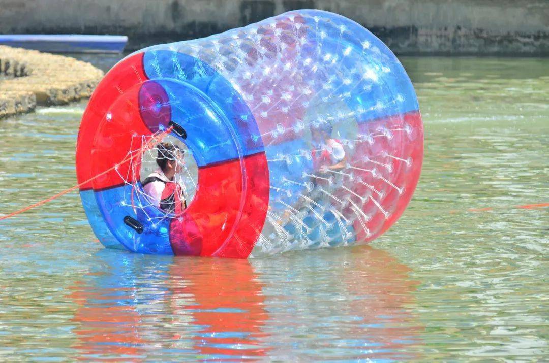 上自行车和电动冲浪板,体验项目有桨板,水上拔河,水枪大战,水上碰碰球