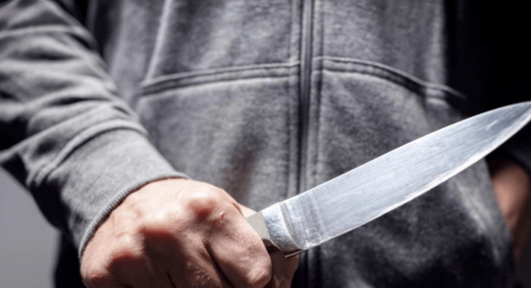 澳洲两男子当街持刀行凶,无辜路人受重伤_警方_嫌犯_男性