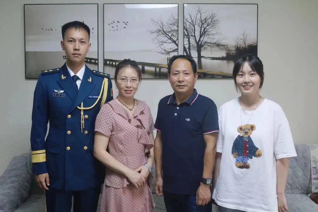 军人_照片_绳金塔街道