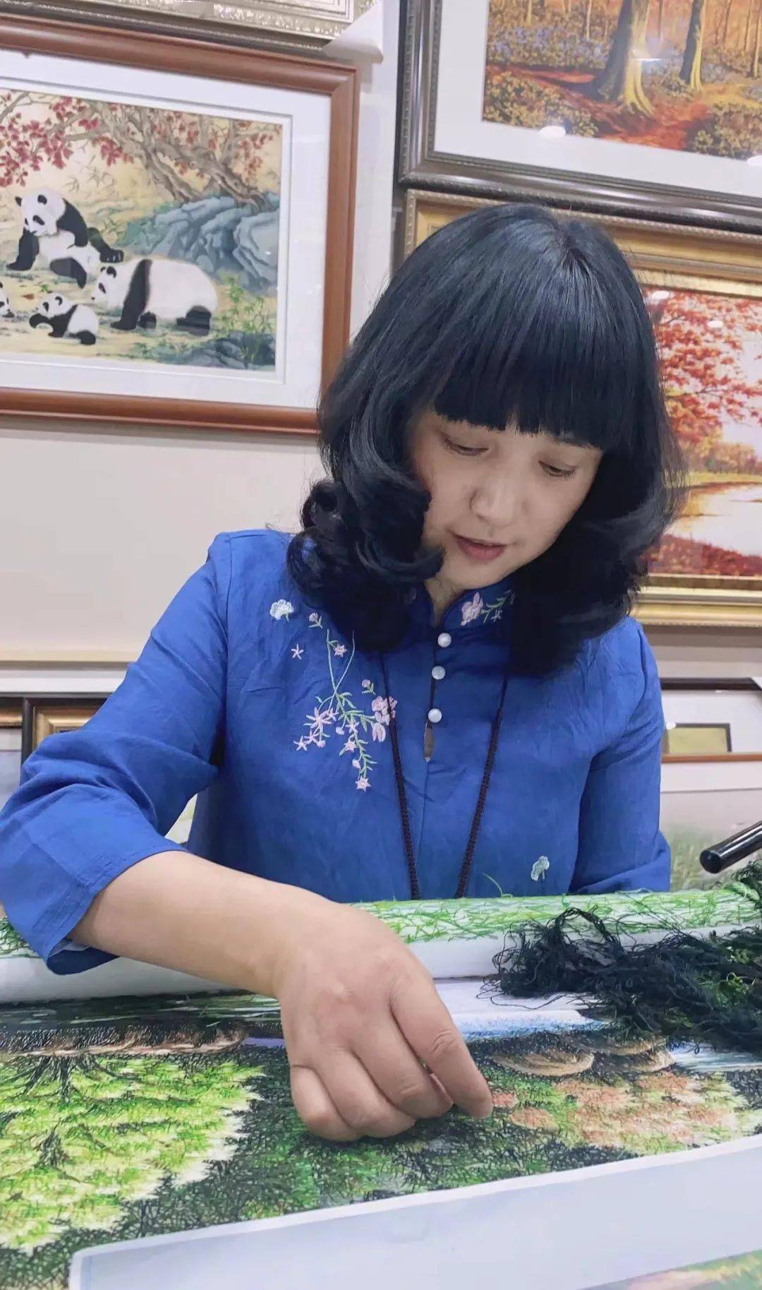 1989年,宝应乱针绣创始人朱军成等人到常州学习将乱针绣引进到宝应.