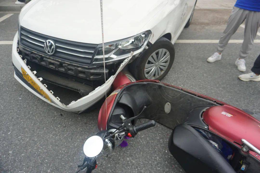 诸暨一女童,横穿马路被撞飞……_孩子_头盔_人行横道