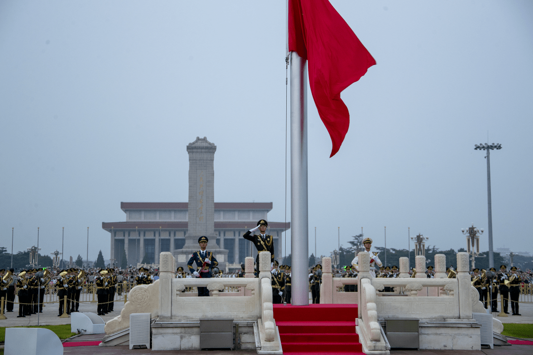 无数群众汇集到天安门广场观看升国旗仪式在庆祝中国人民解放军建军95