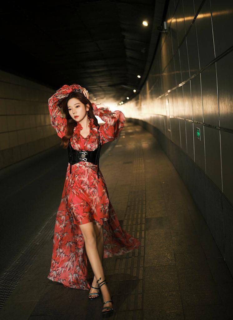 张紫宁2022个人巡演造型写真释出碎花燕尾裙独具柔情氛围