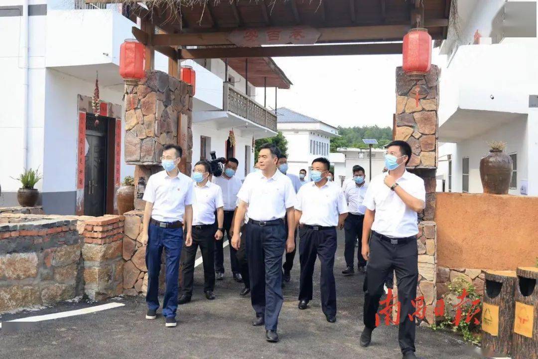 日前,省委常委,市委书记李红军前往安义县,调研"两整治一提升"工作.