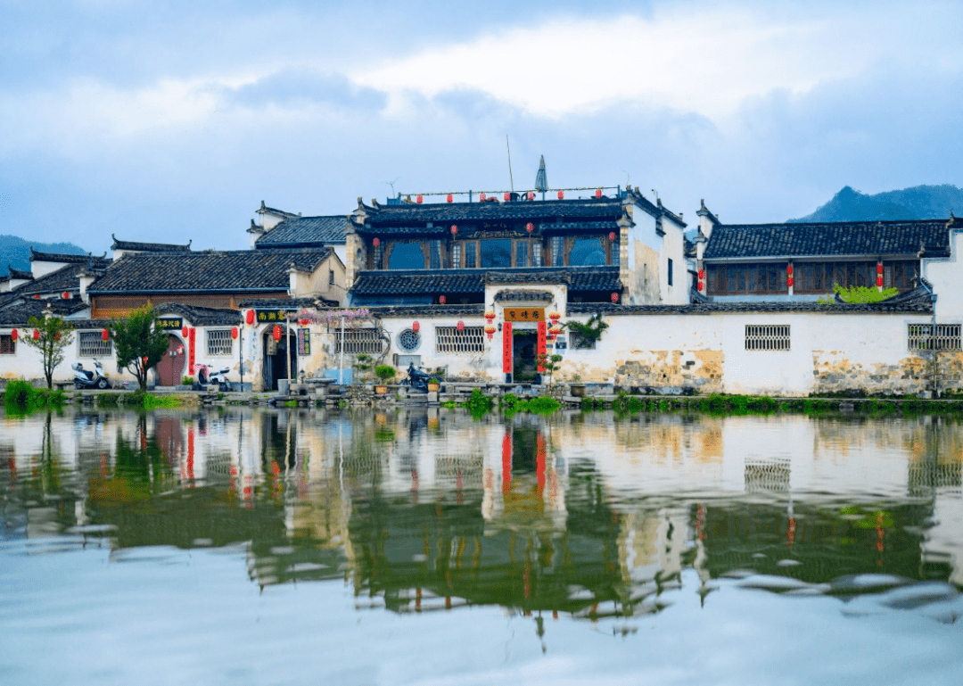 清清的河水环绕着古镇,河面上一座拱桥落座在小镇的中心,一桥一水一