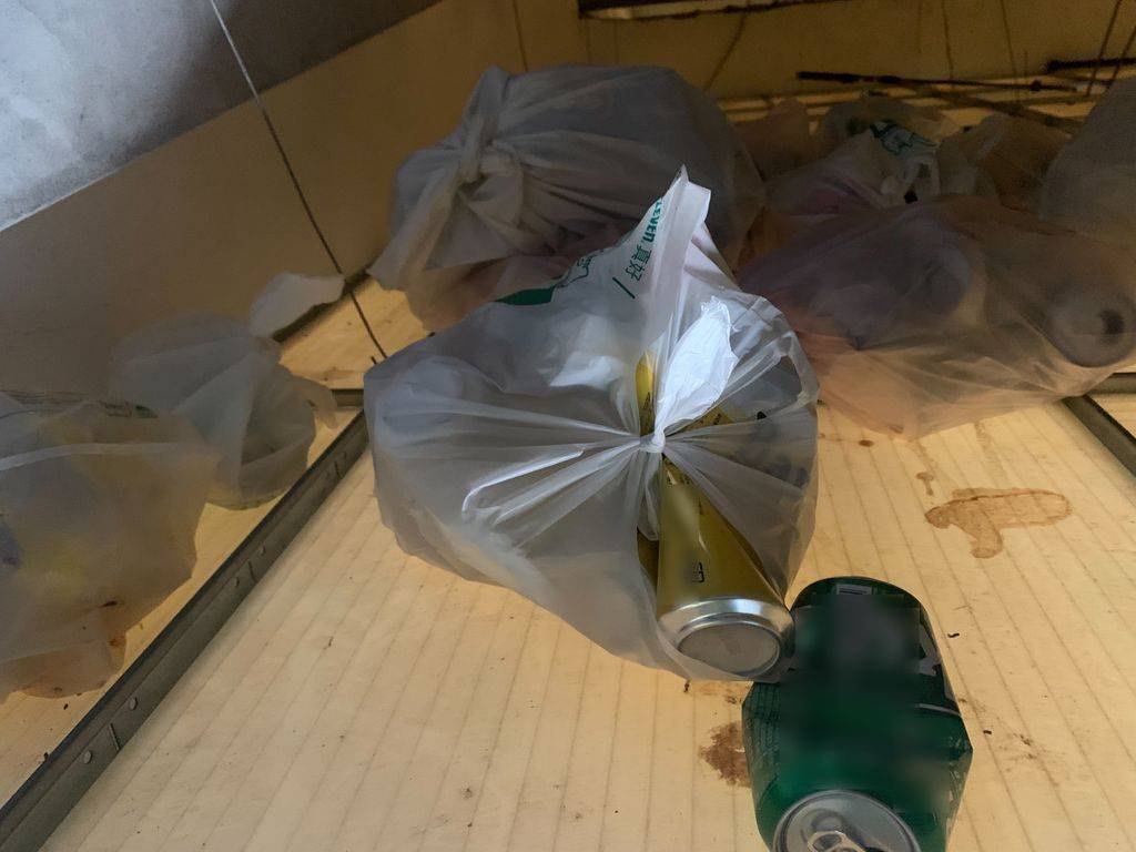 台空军4名士兵被曝寝室饮酒作乐天花板藏百个空啤酒瓶