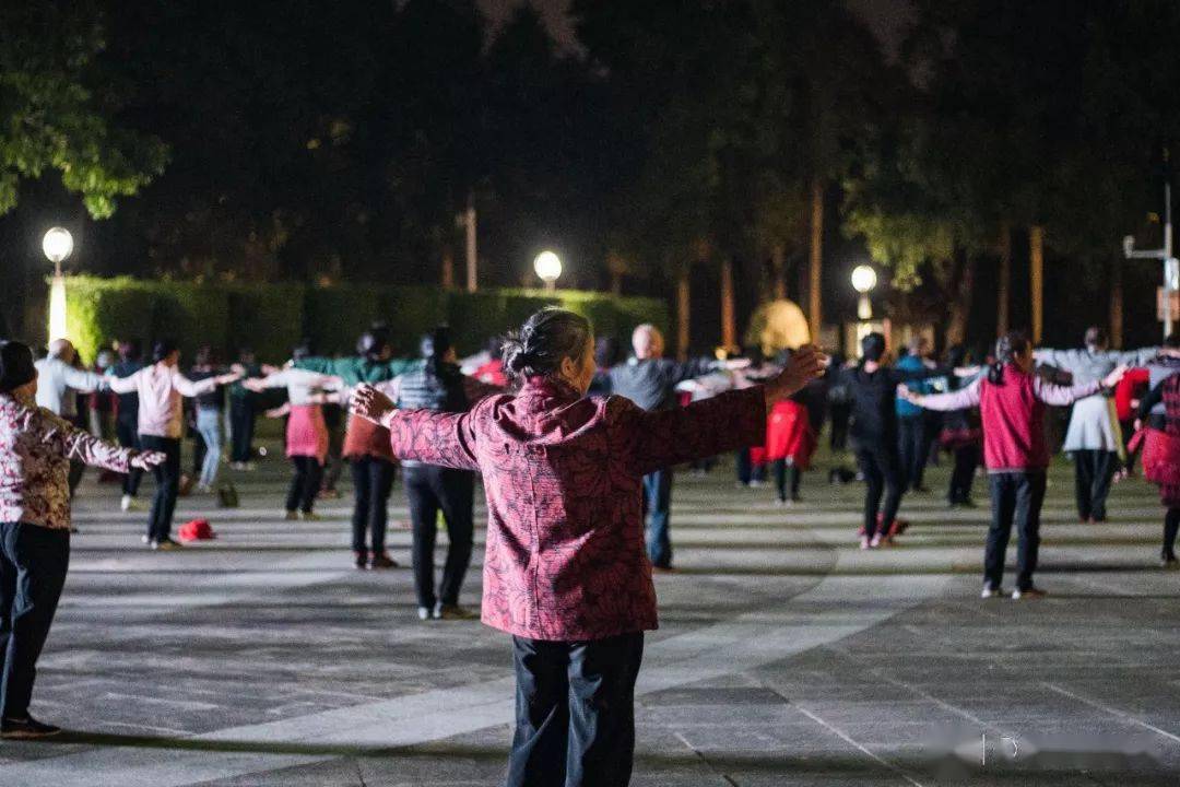 广场舞大妈图片多人图片