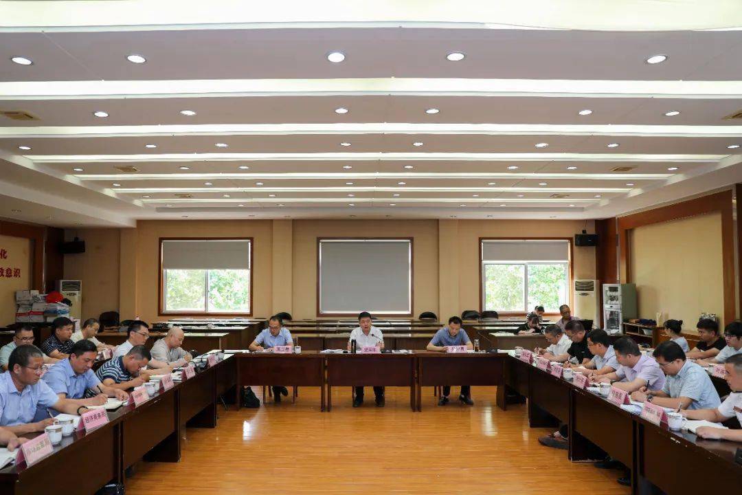 梁海刚一行先后来到南宸府项目开发小区,建筑业总部经济选址区块,松阳