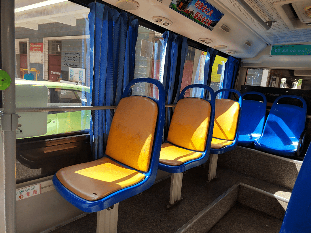 醒目设置了老幼病残孕爱心专座,对爱心专座配备仿皮座椅,提升老年人