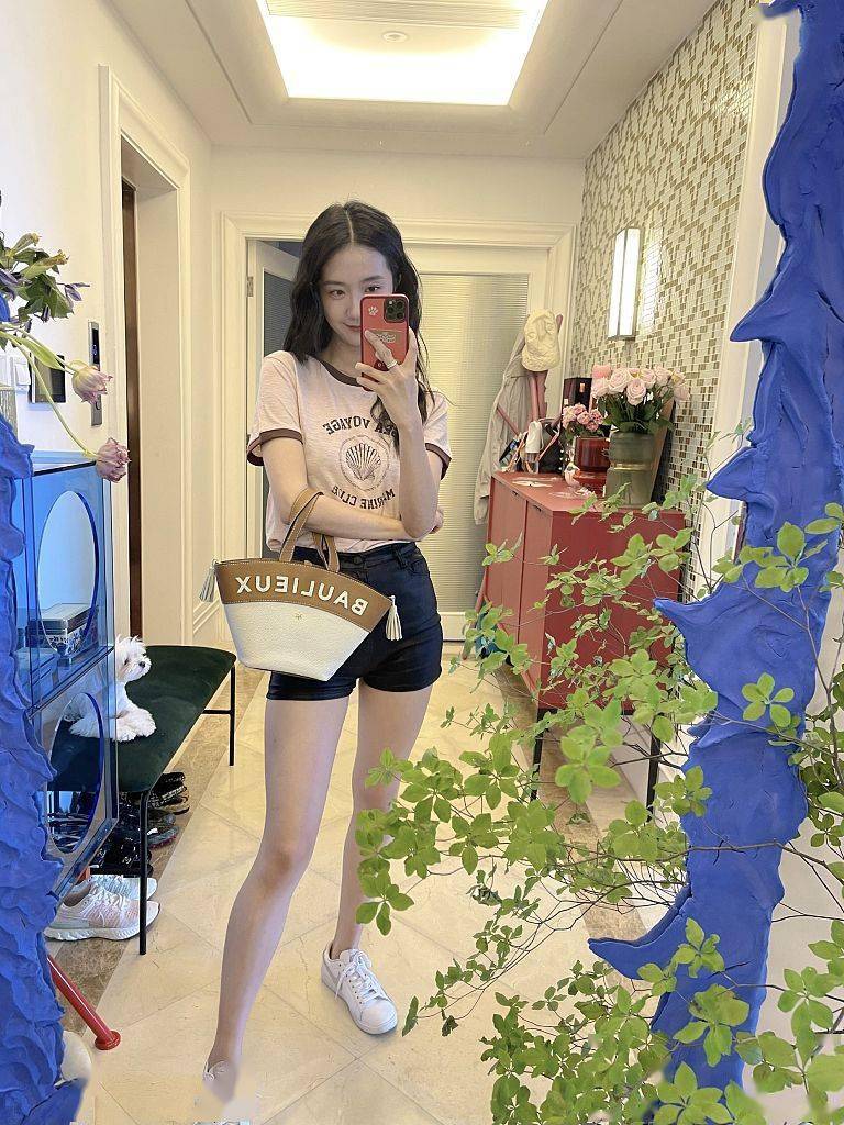 许龄月更新通勤穿搭look怀抱小狗甜美自拍