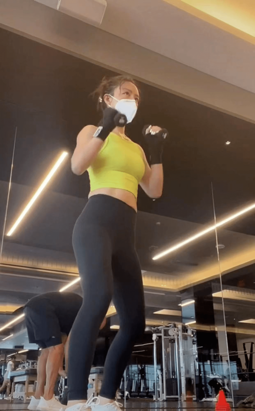 张静初运动完晒素颜,少女肌肤紧致红润,而且臀翘肌肉多很健美!