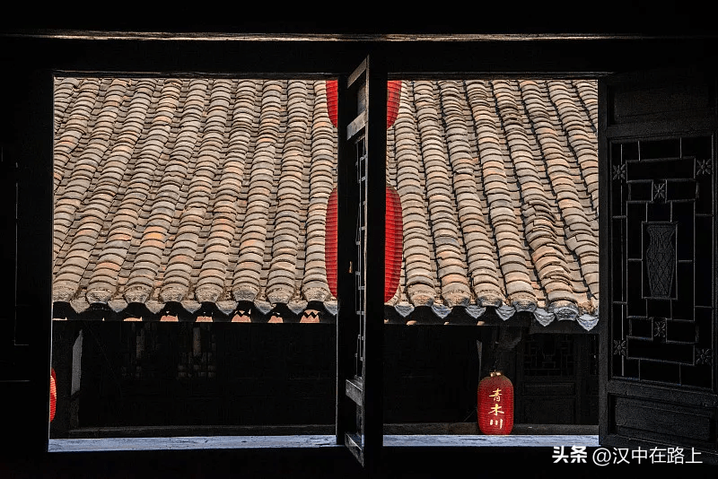 一切虽然尽收眼底但当它被刻入镜头才发现它的浪漫远不止你所见瓦片参差