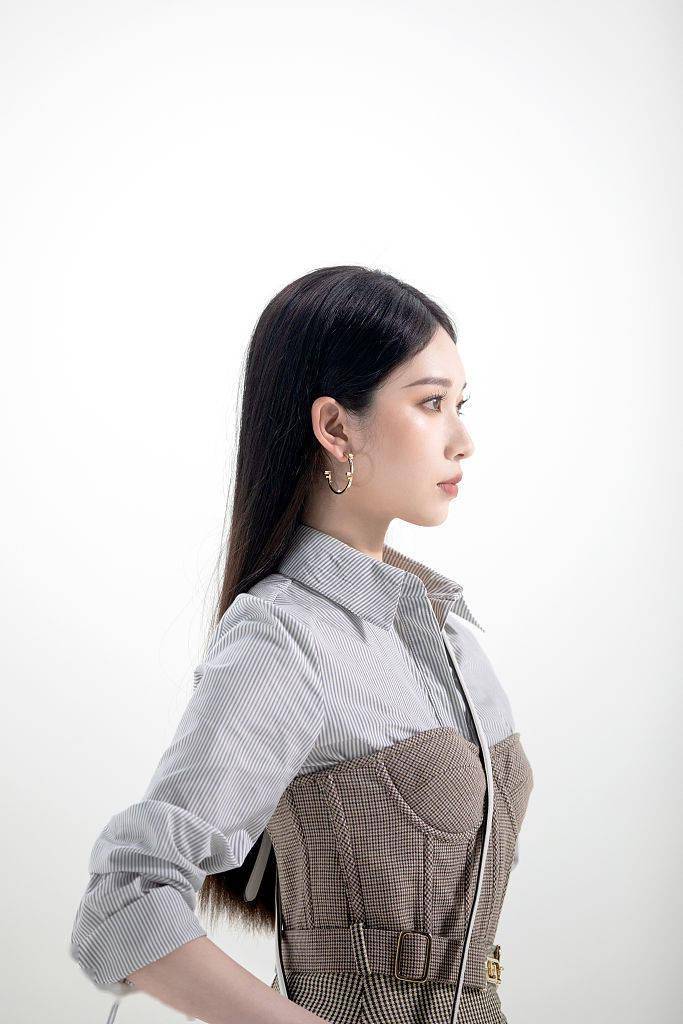 刘令姿拍摄黑白光影大片故事感十足秀发黑长直眼神凌厉展酷姿