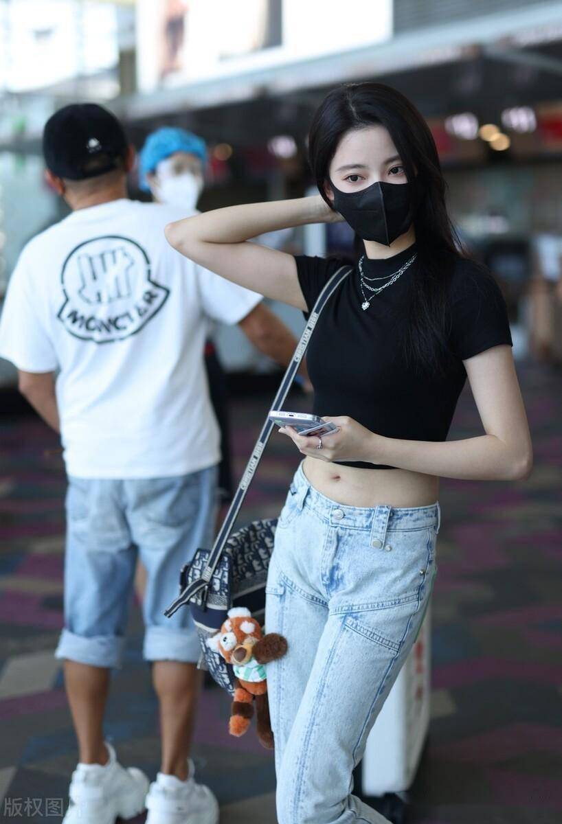 街拍孙珍妮黑色t恤开衩牛仔裤性感清爽