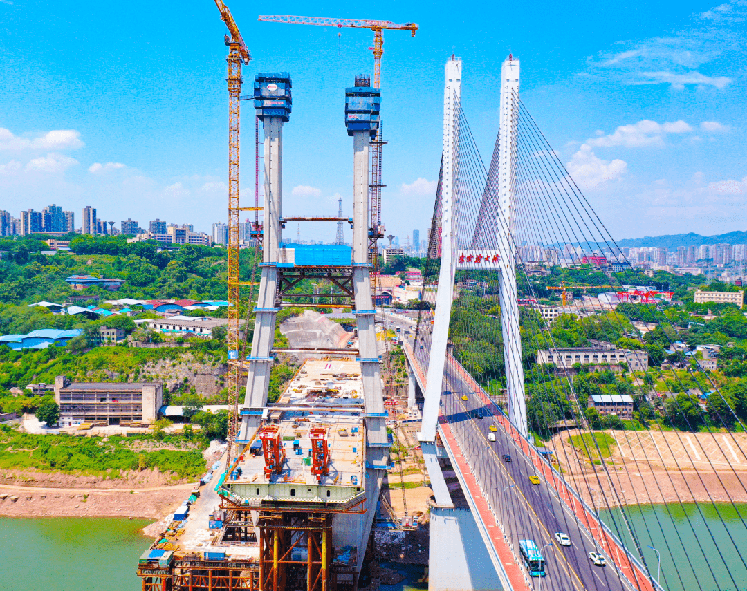 李家沱长江复线桥钢箱梁跨成渝铁路顶推施工完成