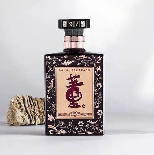 盒身与瓶身皆有1979标志,代表董酒第二次获得中国名酒称号的年份