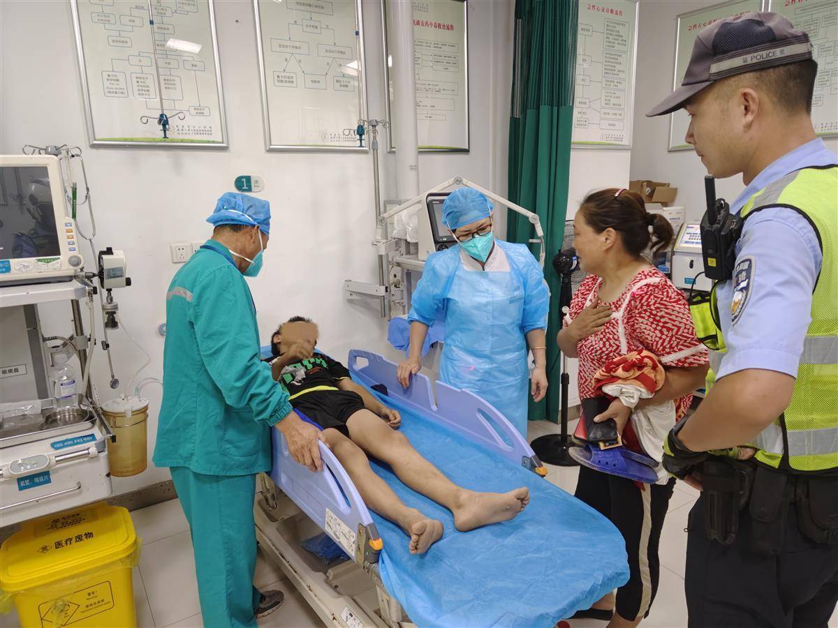 男孩清晨突然晕倒,交警铁骑紧急送医救治