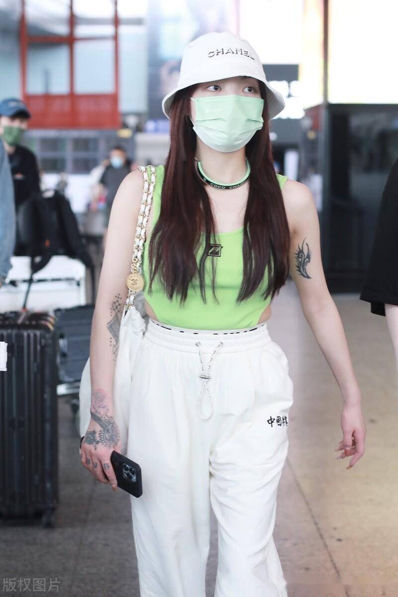 毛衍七吊带背心白色休闲裤现身机场,戴渔夫帽简约大气