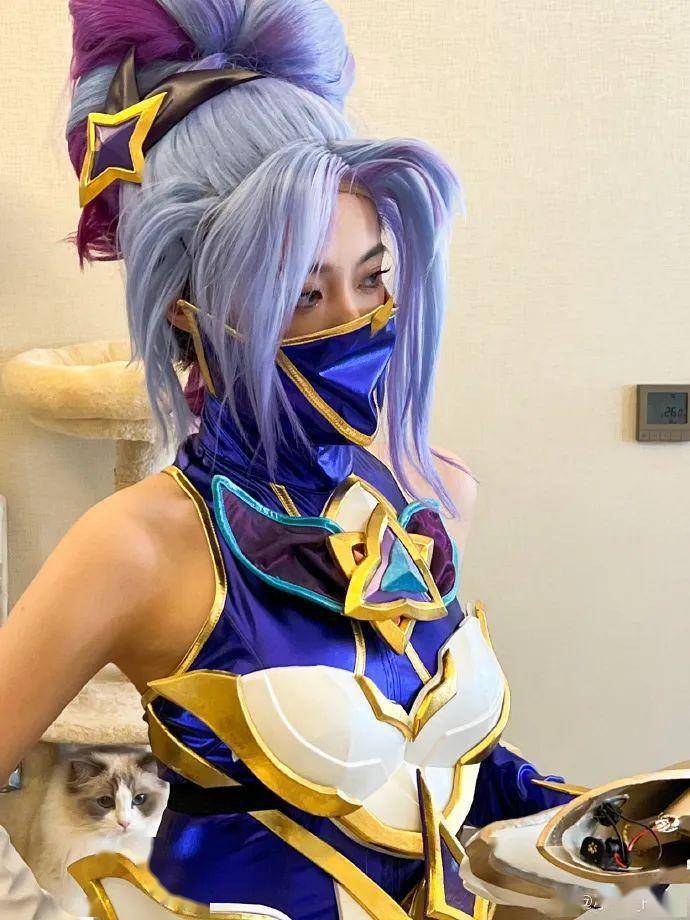 lpl主持小钰cos星守阿卡丽网友义进打完比赛还要继续对线