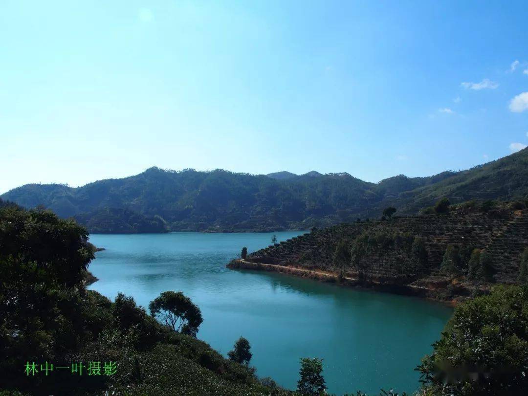 丰水期的坪溪水库,是一幅幅如梦如幻的山水画卷.