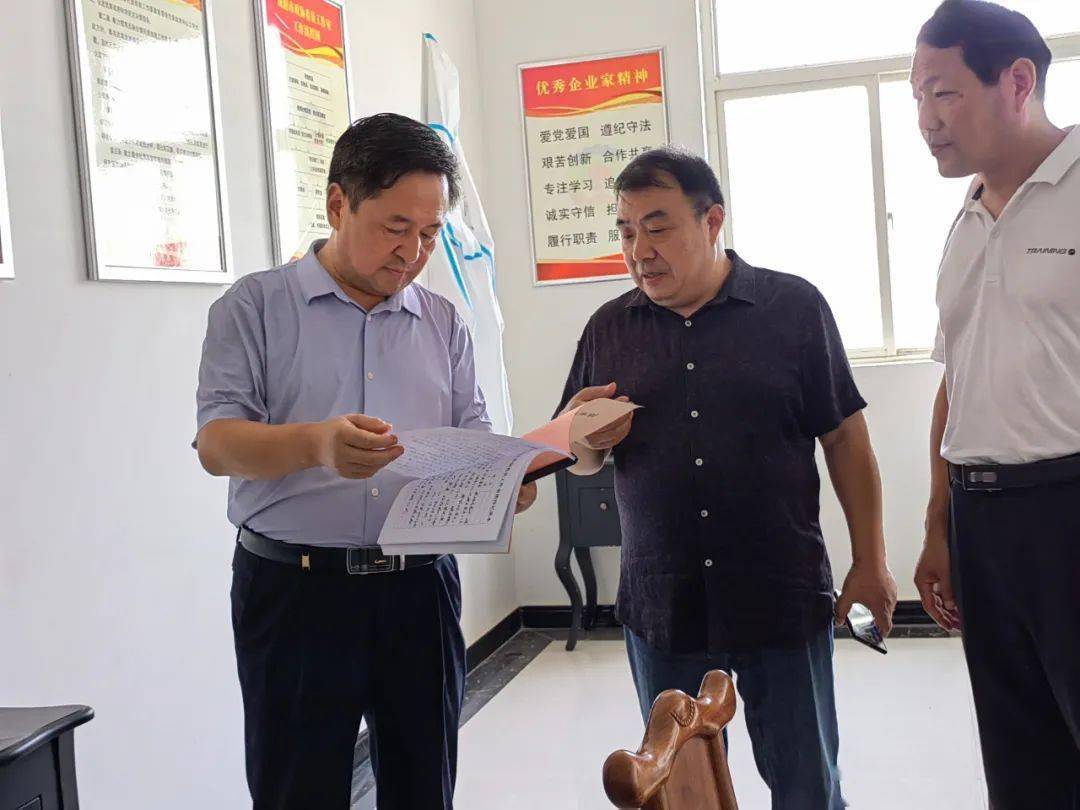 史耀东鼓励张涛委员要把"传帮带"作为履职新重点,主动分享工作经验和