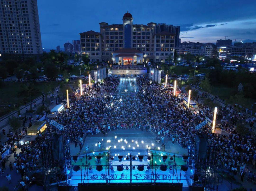 浪漫草海"生态旅游季系列活动之"浪漫草海情歌汇"晚会在草海北坡公园