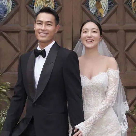 杨祐宁婚礼现场照曝光，与老婆十指紧扣好甜，还为女儿定制小婚纱melinda新娘生日 4609