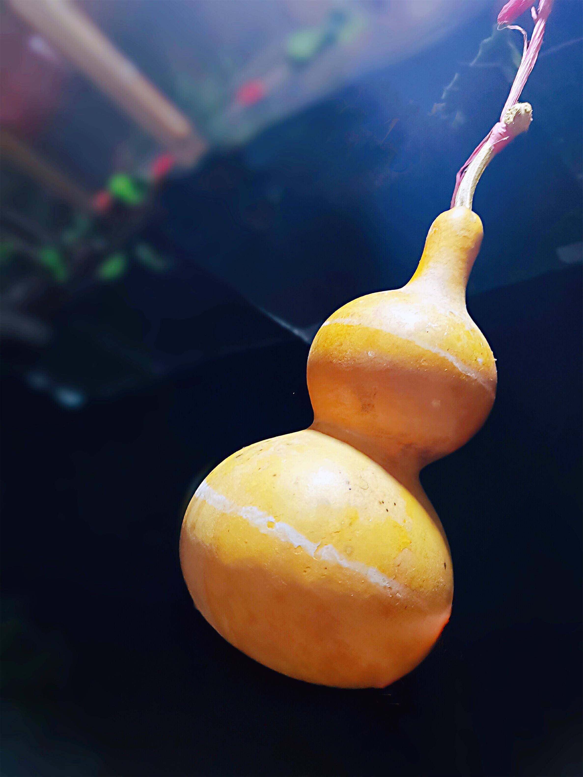 我便盛上一小葫芦瓢水放到地上,小鸡小鸭一边啄水,一边"吱吱吱""呀呀