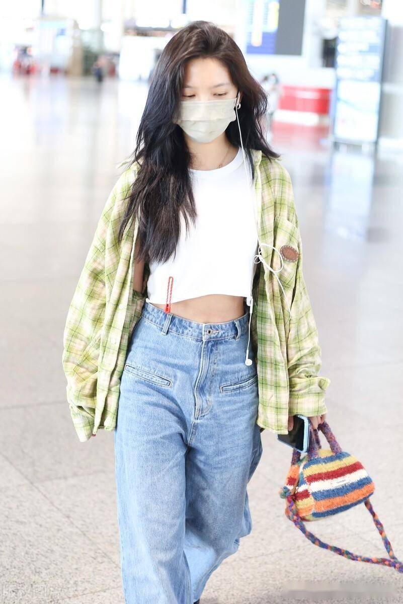 街拍章若楠绿色格纹衬衫白色背心牛仔裤清新休闲