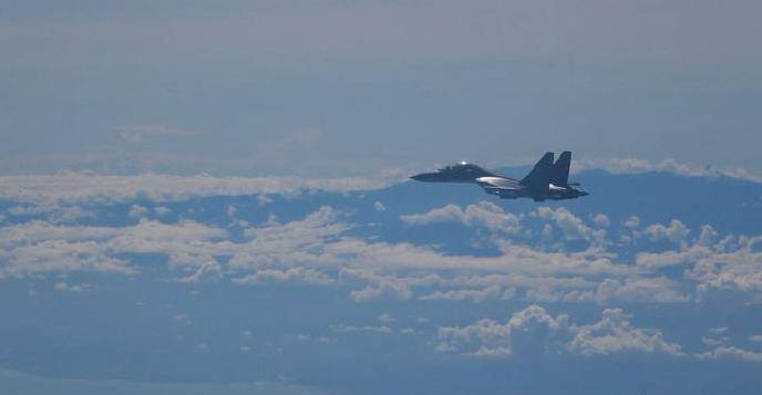 解放军舰艇与宝岛海岸线震撼同框 从我舰拍摄台舰近景画面公开