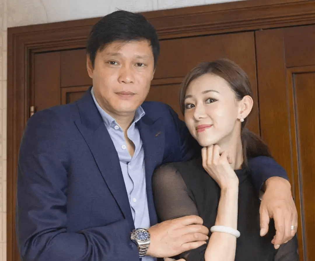 范志毅送娇妻豪车,1米73美艳动人,比继女仅大13岁_范斯晶_张梦瑾_李倩